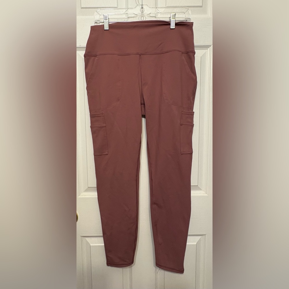 Avalanche dusty rose 3/4 lengths cargo leggings